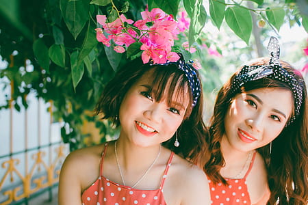 two women with same dress and turbands thumbnail