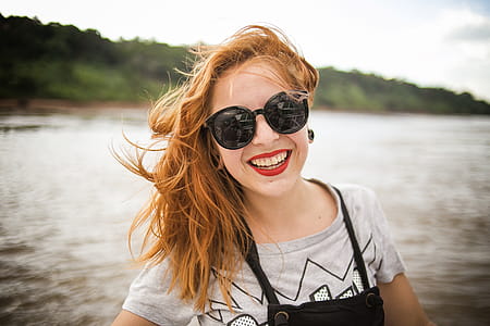 Woman Wearing Gray Scoop-neck T-shirt thumbnail