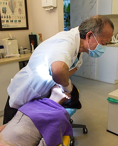 doctor doing surgery thumbnail