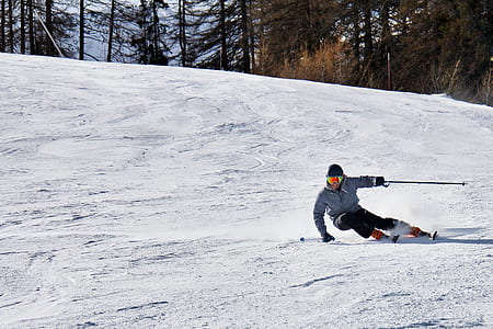 man snowboarding in snow thumbnail