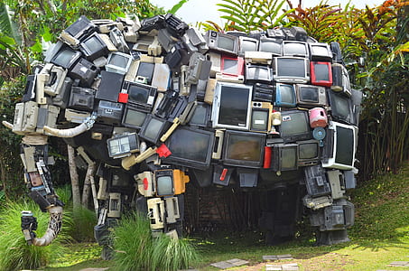 elephant-shaped monitor statue thumbnail