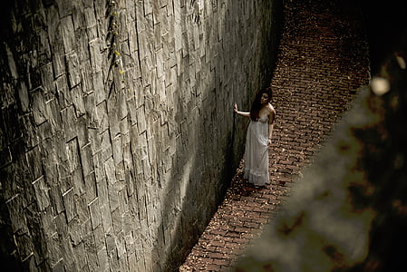 woman leaning on the wall thumbnail