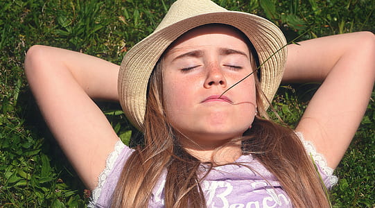 woman wearing white sun hat thumbnail