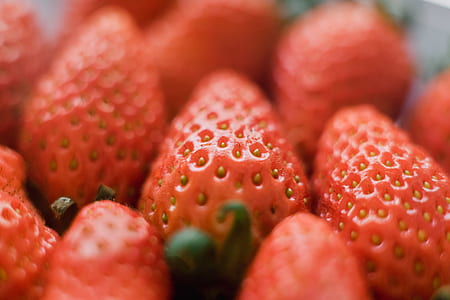 shallow focus photography of strawberries thumbnail