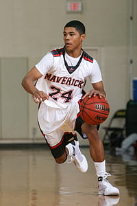 man playing basketball thumbnail
