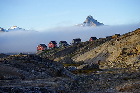 houses near the mountain thumbnail