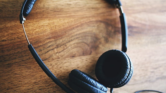 black headphones thumbnail