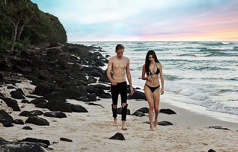 couple walking on seashore thumbnail