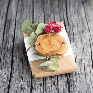 round brown wooden slab on box thumbnail
