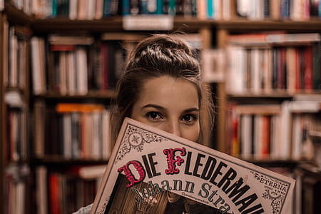 woman holding Die Flederman book thumbnail