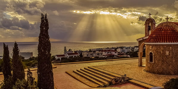 crepuscular rays on horizon thumbnail