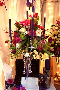 red and white roses centerpiece close-up photo thumbnail