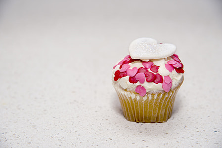 white and red cupcakes thumbnail
