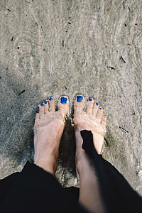 CLOSEUP OF GIRL'S LEGS AT SEASIDE thumbnail