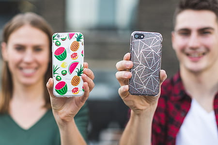 boy and girl holds their phones thumbnail