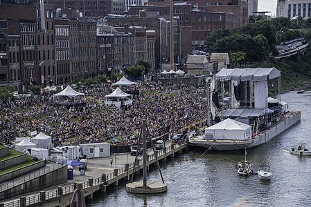 Crowds and Riverboat in Nashville thumbnail