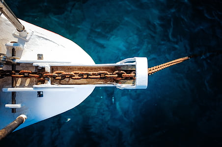 closeup photography of brass-colored chain winch thumbnail
