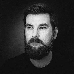 grayscale of man wearing crew-neck shirt thumbnail