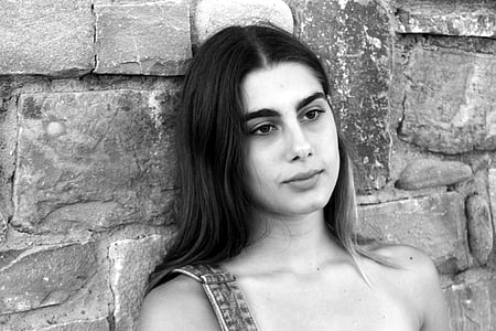 woman leaning on the wall thumbnail