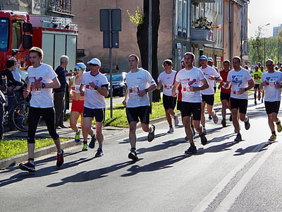group of people running thumbnail