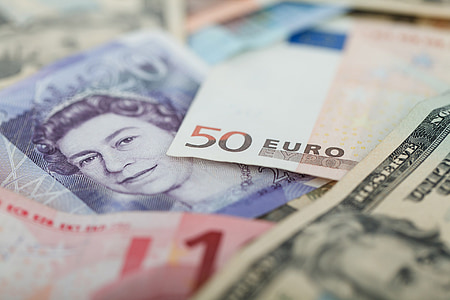shallow focus of 50 Euro banknote thumbnail