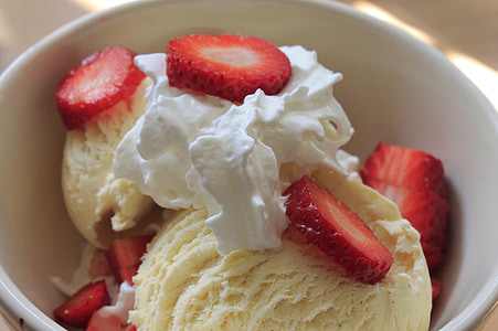 vanilla ice cream with slice strawberries thumbnail