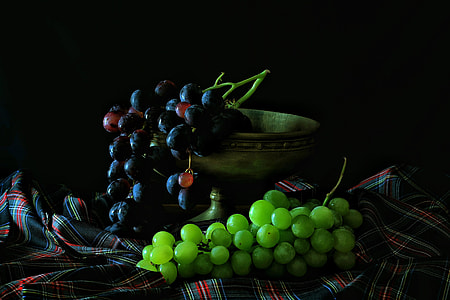 Bunches of black and green grapes thumbnail