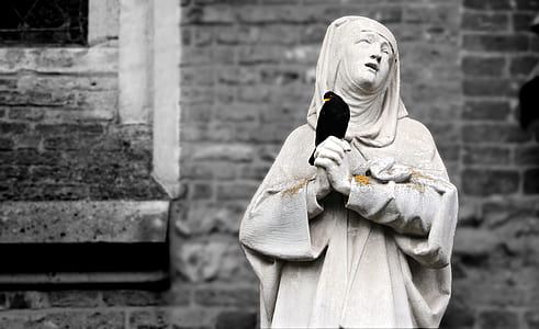 crown on female statue thumbnail