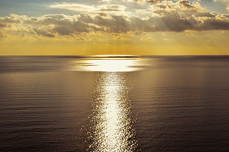 light striking through body of water wallpaper thumbnail