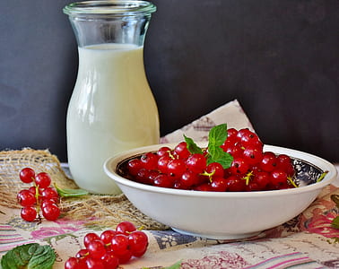 red grapes on white ceramic bowl thumbnail