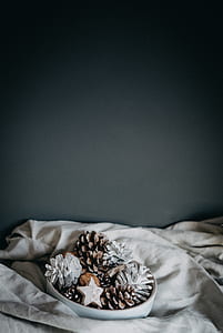 brown pine cones decors thumbnail
