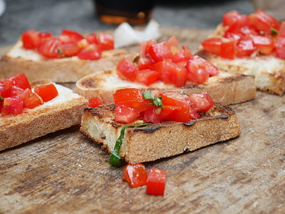 slices of bread with tomatoes thumbnail