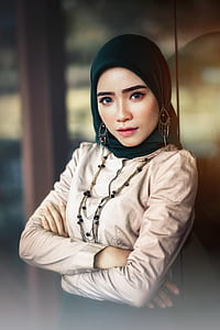 woman wearing black head rest leaning on wall thumbnail
