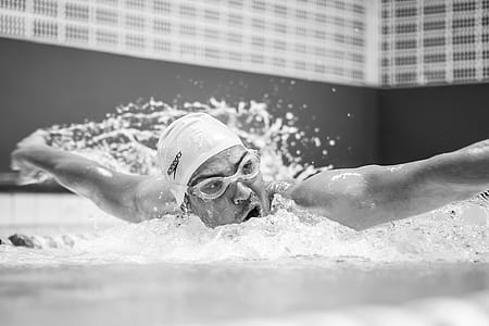 Michael Phelps greyscale photo thumbnail