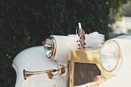 photograph of white car thumbnail