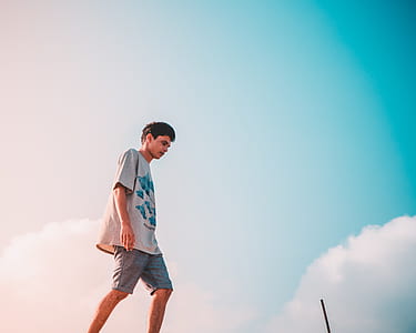 man wearing gray crew-neck shirt thumbnail