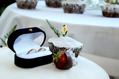 gold-colored rings with box and cupcake decor thumbnail