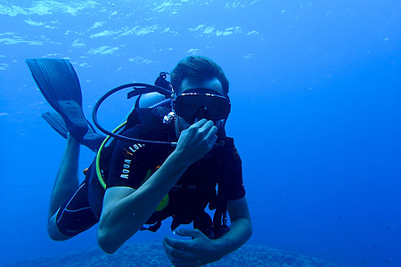 man under water holding his nose thumbnail