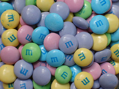 assorted-color M&M candies thumbnail