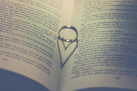 silver-colored band between book thumbnail