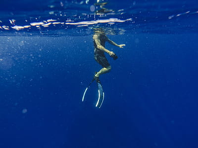 Man Underwater Photo thumbnail