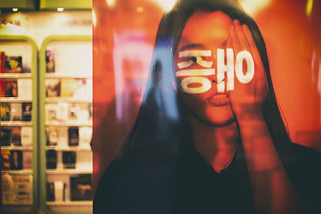 woman covering her eyes poste thumbnail