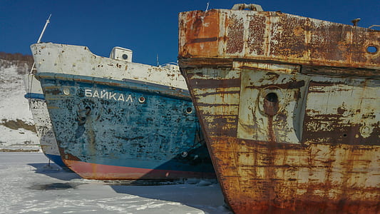 ships on body of water thumbnail