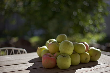 bunch of apple fruits on table thumbnail