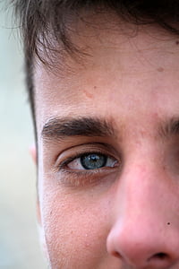 man's blue eye thumbnail