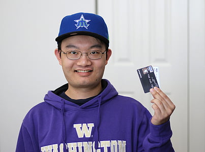 man holding two VISA cards thumbnail