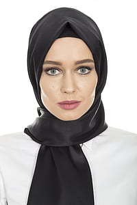 woman wearing black headdressewr thumbnail
