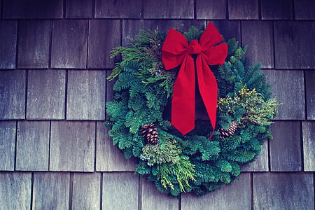green wreath with red ribbon thumbnail