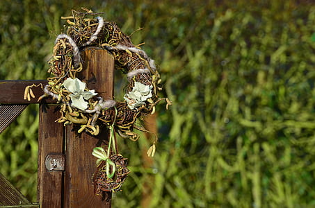 brown wreath on gate thumbnail