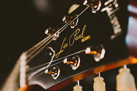 black Gibson guiatr head thumbnail